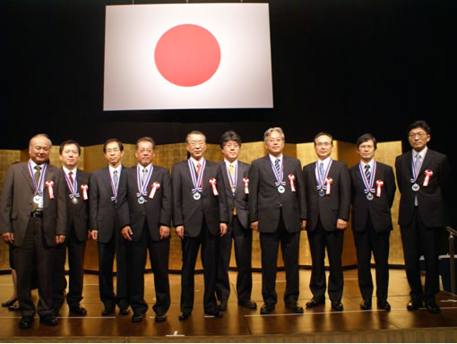 経済産業大臣賞を受賞した当社社員(左側から５人目が小川博取締役)