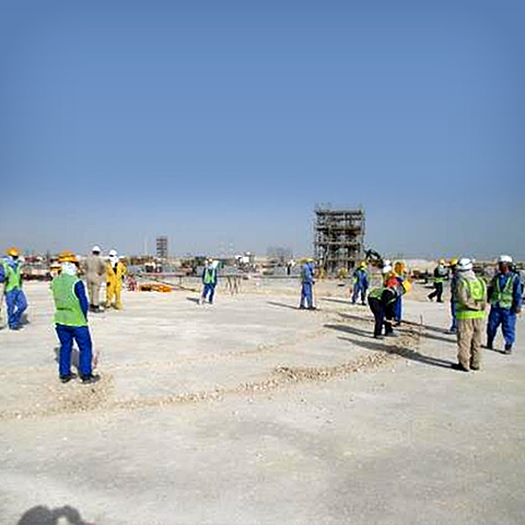 In order to protect workers from the hot weather, fried color flags all over the place